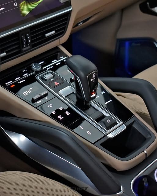 PORSCHE CAYENNE COUPÉ TURBO S E-HYBRID - Imagem 10