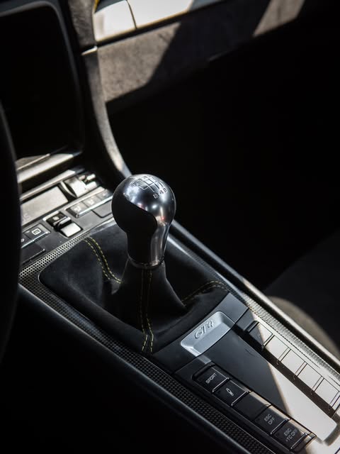 PORSCHE CAYMAN GT4 - Imagem 11