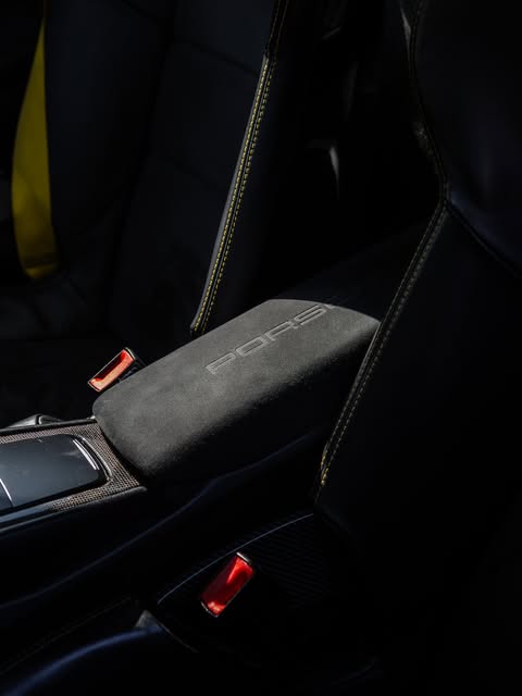 PORSCHE CAYMAN GT4 - Imagem 17