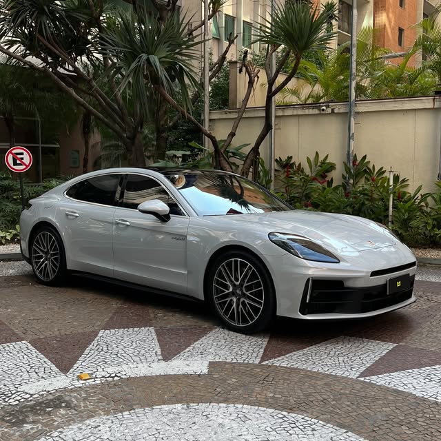 PORSCHE PANAMERA 4 E-HYBRID - Imagem 3