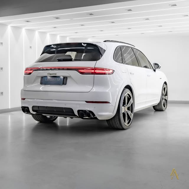 PORSCHE CAYENNE E-HYBRID PLATINUM EDITION - Imagem 4