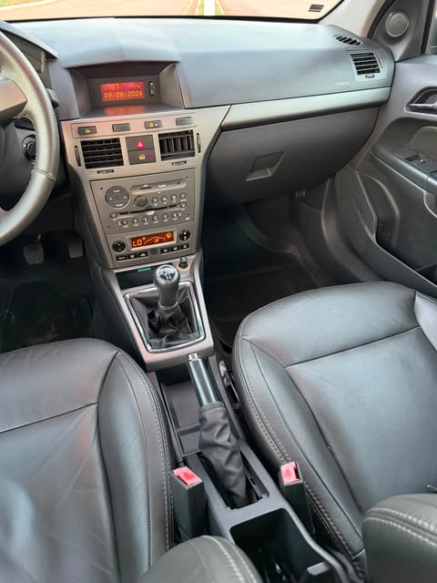 GM VECTRA GT - Imagem 11