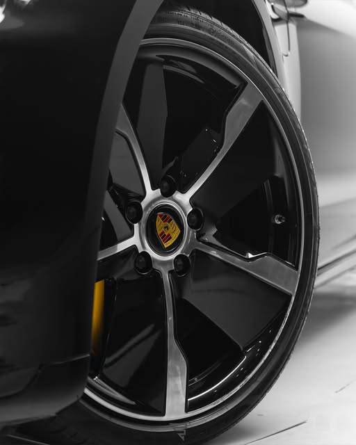 PORSCHE TAYCAN TURBO S - Imagem 7