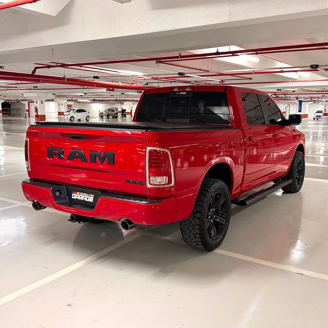 RAM CLASSIC LARAMIE NIGHT EDITION - Imagem 4