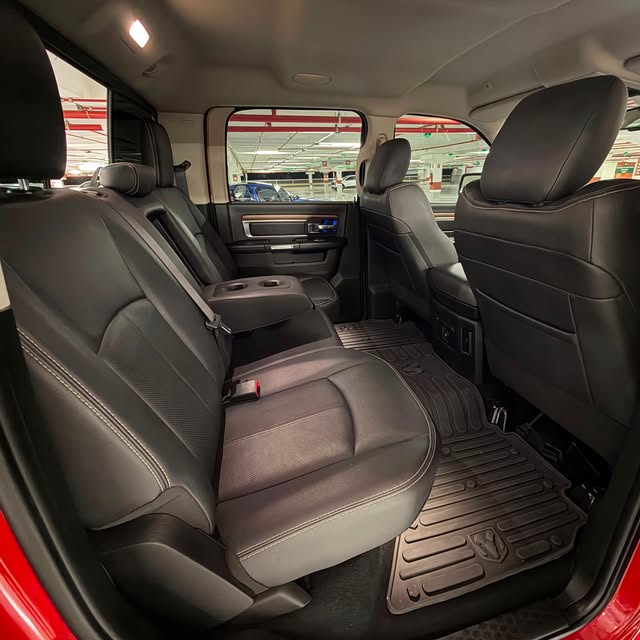 RAM CLASSIC LARAMIE NIGHT EDITION - Imagem 10