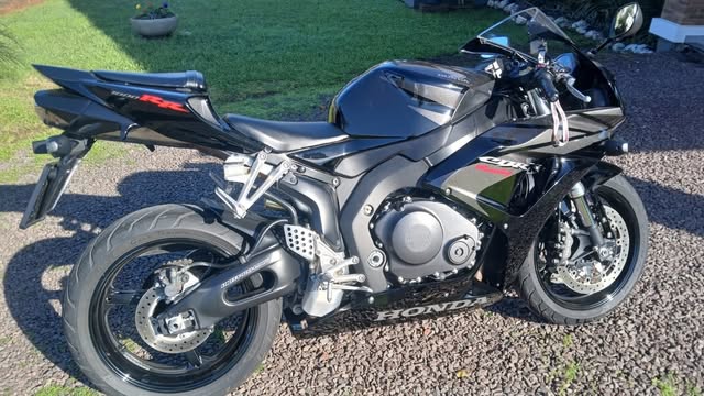 HONDA CBR 1000 RR - Imagem 1