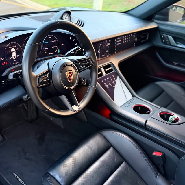 PORSCHE TAYCAN 4S - Imagem 11