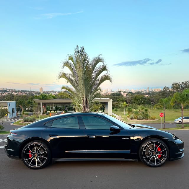 PORSCHE TAYCAN 4S - Imagem 14