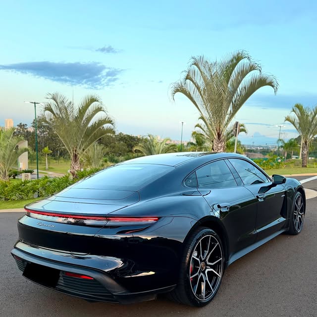 PORSCHE TAYCAN 4S - Imagem 16
