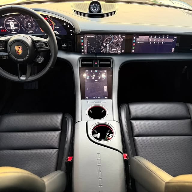 PORSCHE TAYCAN 4S - Imagem 17