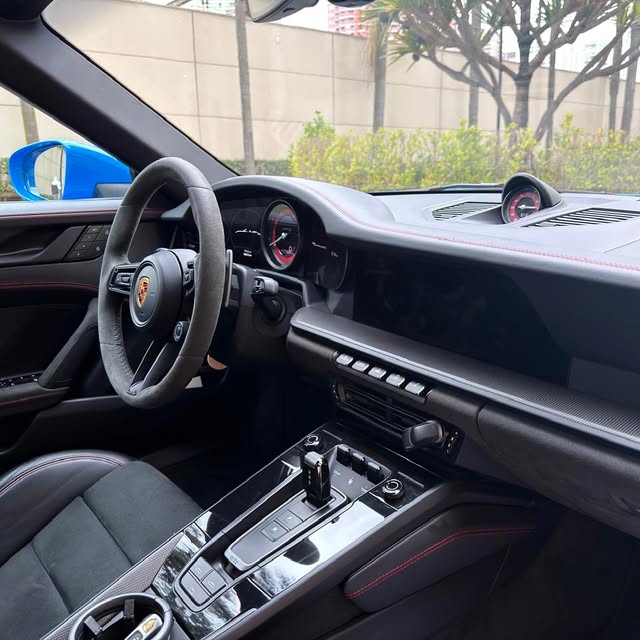 PORSCHE 911 CARRERA 4 GTS - Imagem 3