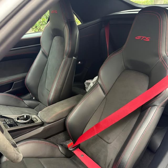 PORSCHE 911 CARRERA 4 GTS - Imagem 5