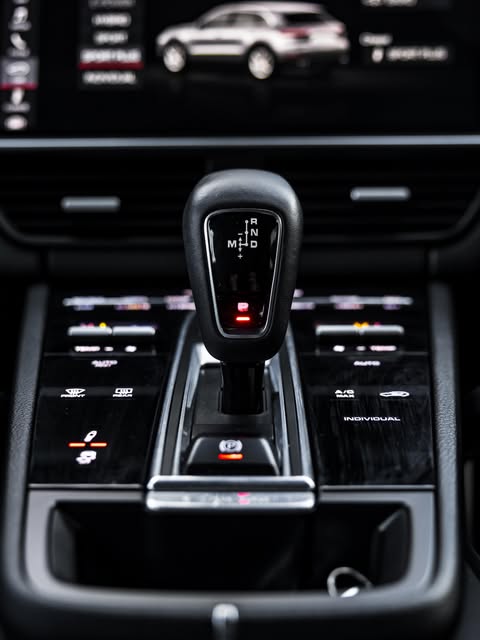 PORSCHE CAYENNE E-HYBRID - Imagem 11