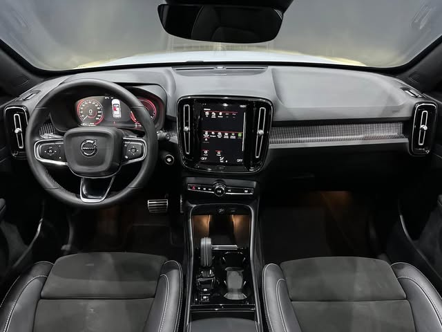 VOLVO XC40 RECHARGE R-DESING - Imagem 6