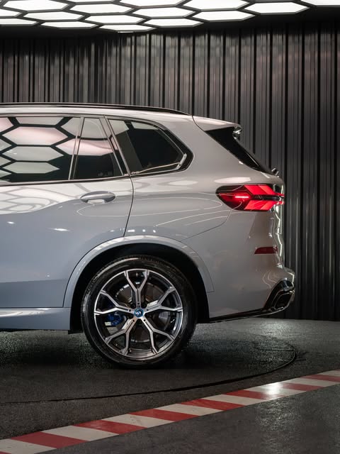 BMW X5 XDRIVE50E M SPORT - Imagem 11