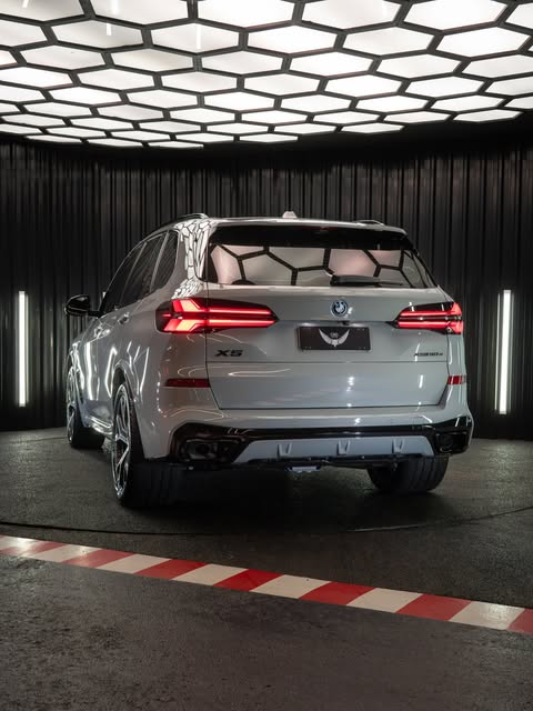 BMW X5 XDRIVE50E M SPORT - Imagem 13