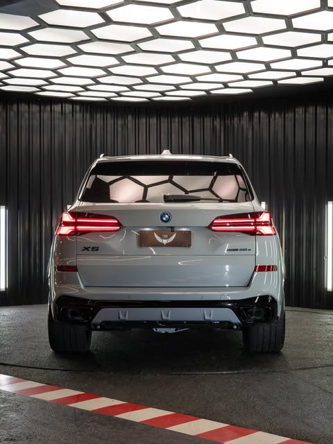 BMW X5 XDRIVE50E M SPORT - Imagem 19