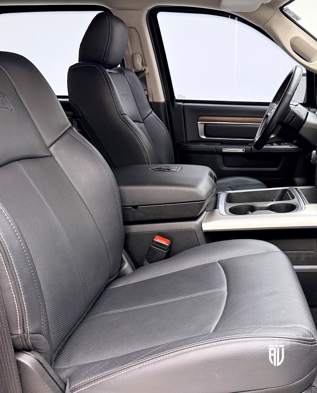 RAM CLASSIC LARAMIE NIGHT EDITION - Imagem 13