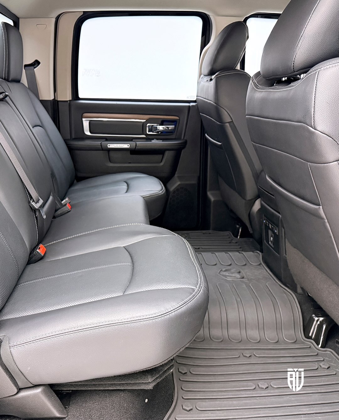 RAM CLASSIC LARAMIE NIGHT EDITION - Imagem 14