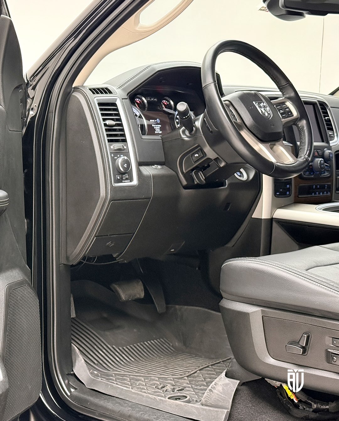 RAM CLASSIC LARAMIE NIGHT EDITION - Imagem 15