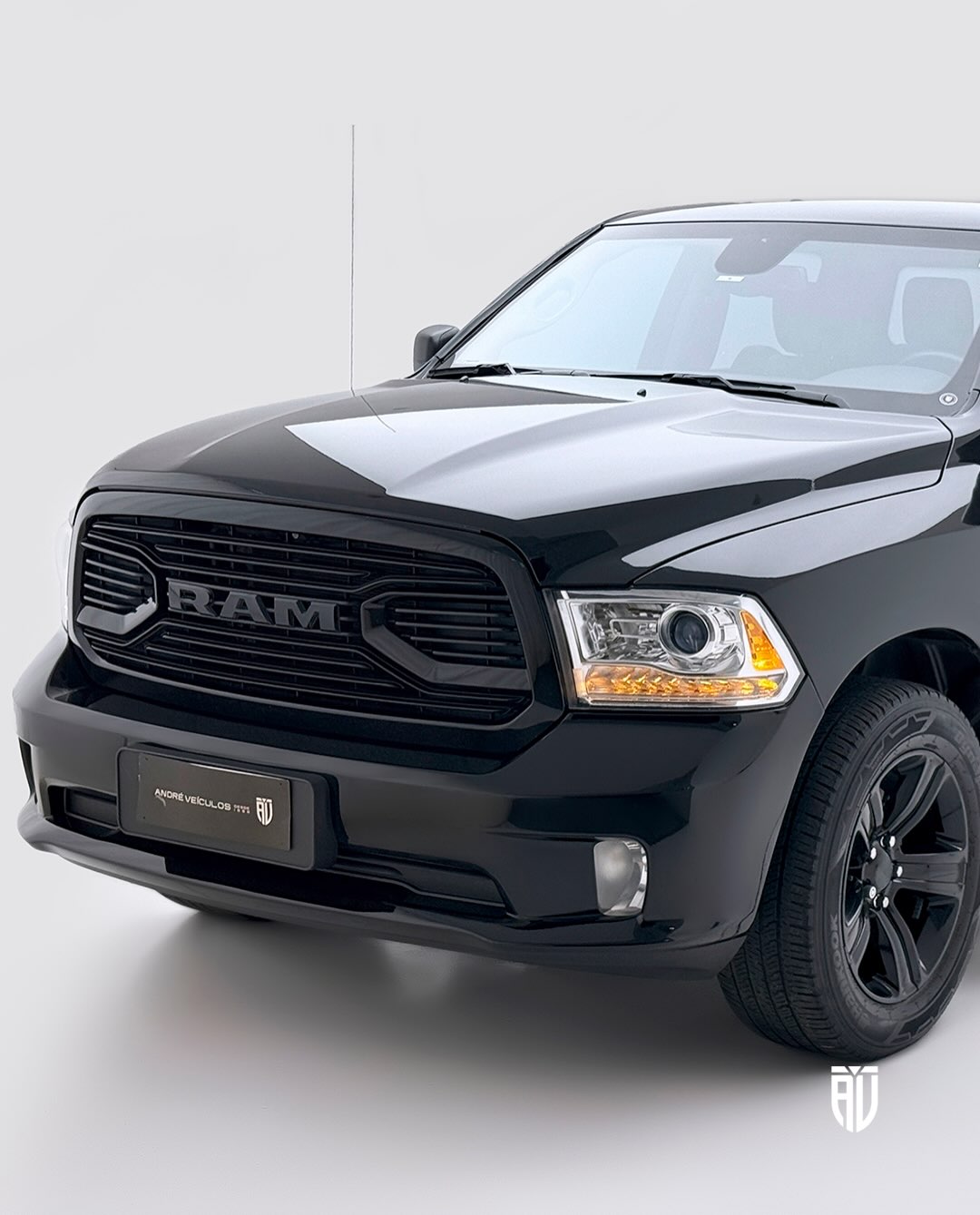 RAM CLASSIC LARAMIE NIGHT EDITION - Imagem 3