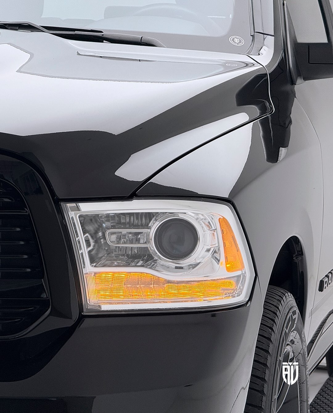 RAM CLASSIC LARAMIE NIGHT EDITION - Imagem 4