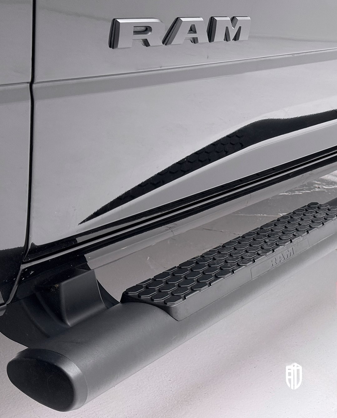 RAM CLASSIC LARAMIE NIGHT EDITION - Imagem 6