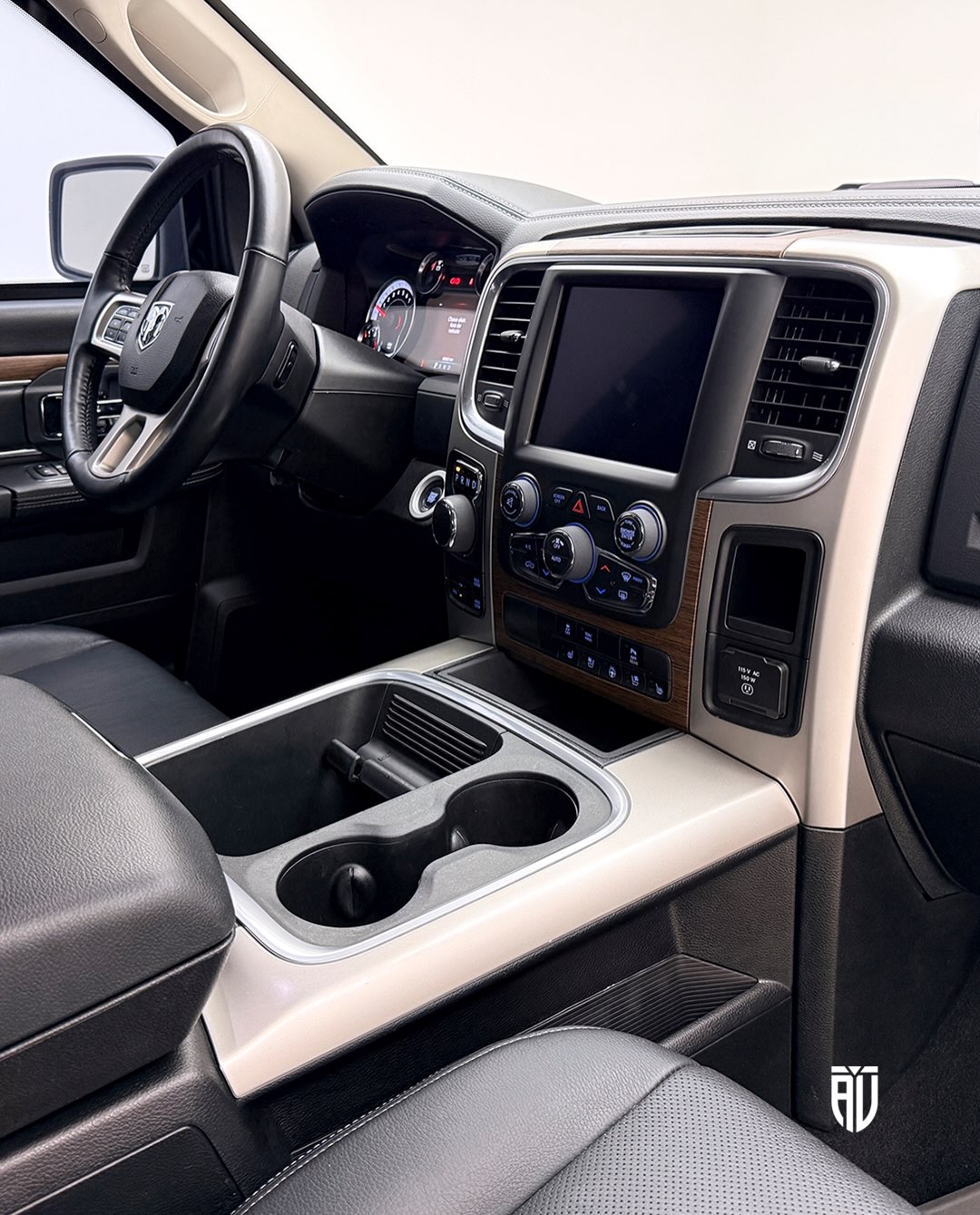 RAM CLASSIC LARAMIE NIGHT EDITION - Imagem 7