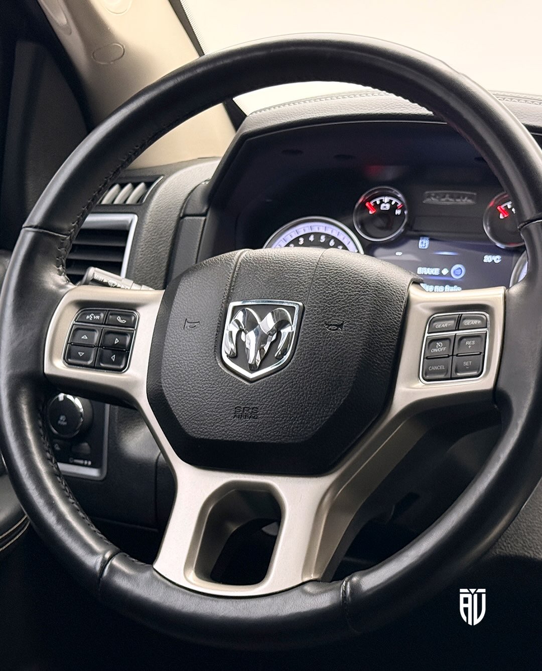 RAM CLASSIC LARAMIE NIGHT EDITION - Imagem 8