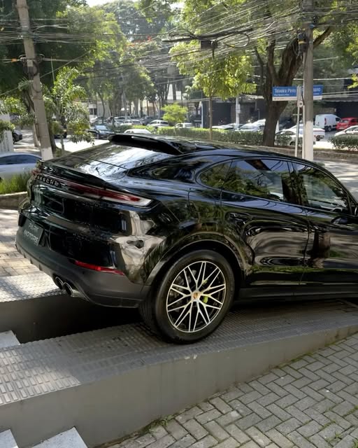 PORSCHE CAYENNE E-HYBRID COUPÉ - Imagem 5