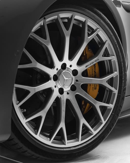 MERCEDES-BENZ SL63 AMG E-PERFORMANCE - Imagem 7