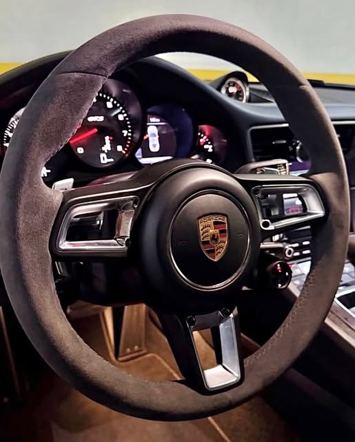 PORSCHE 911 GTS - Imagem 10