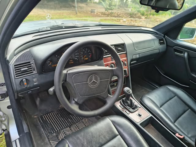 MERCEDES-BENZ C180 - Imagem 8