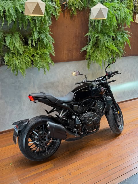 HONDA CB1000 BLACK EDITION - Imagem 9
