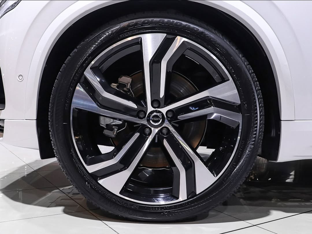 VOLVO XC90 T8 ULTIMATE DARK - Imagem 5