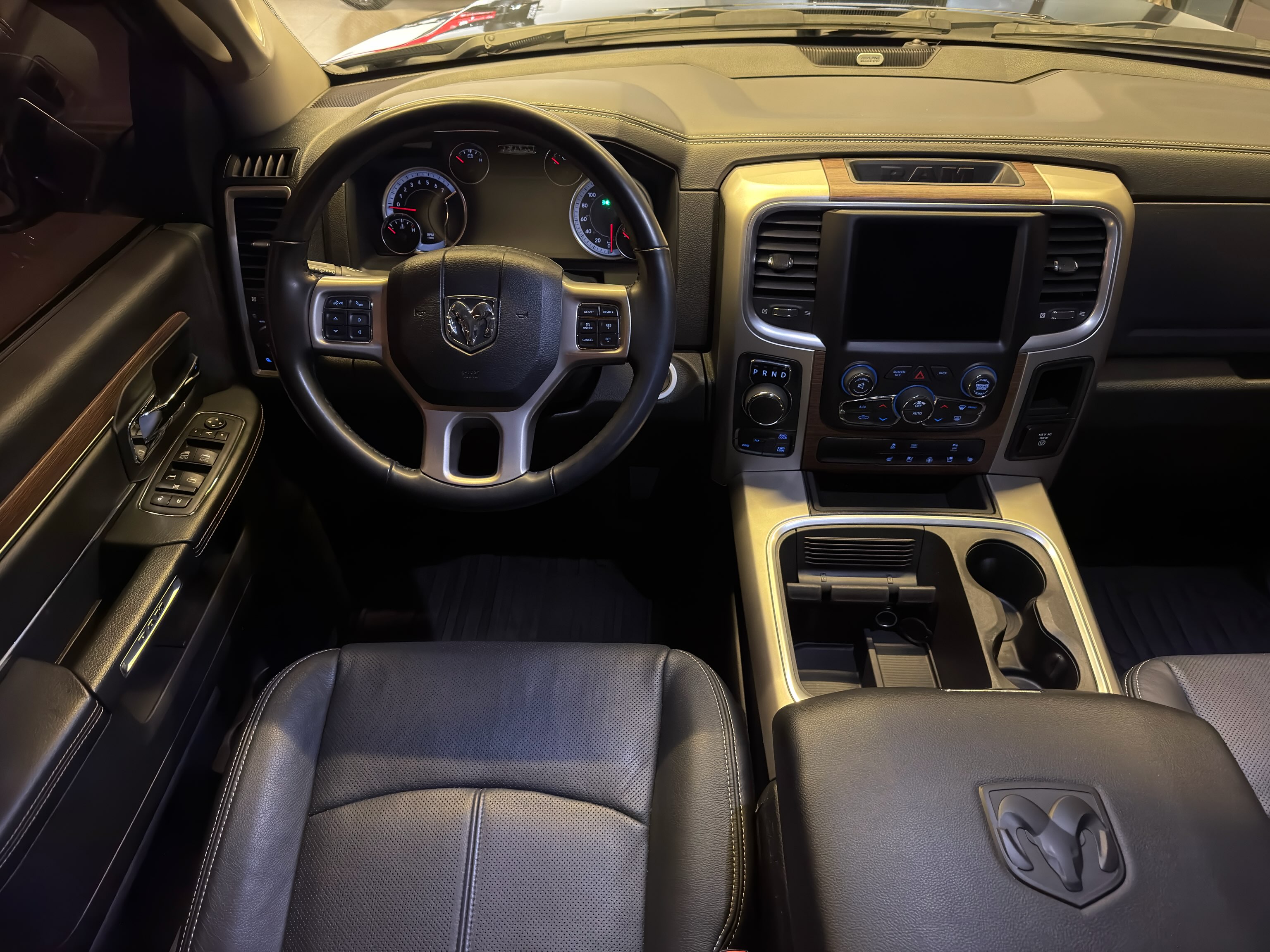RAM 1500 LARAMIE NIGHT EDITION - Imagem 11