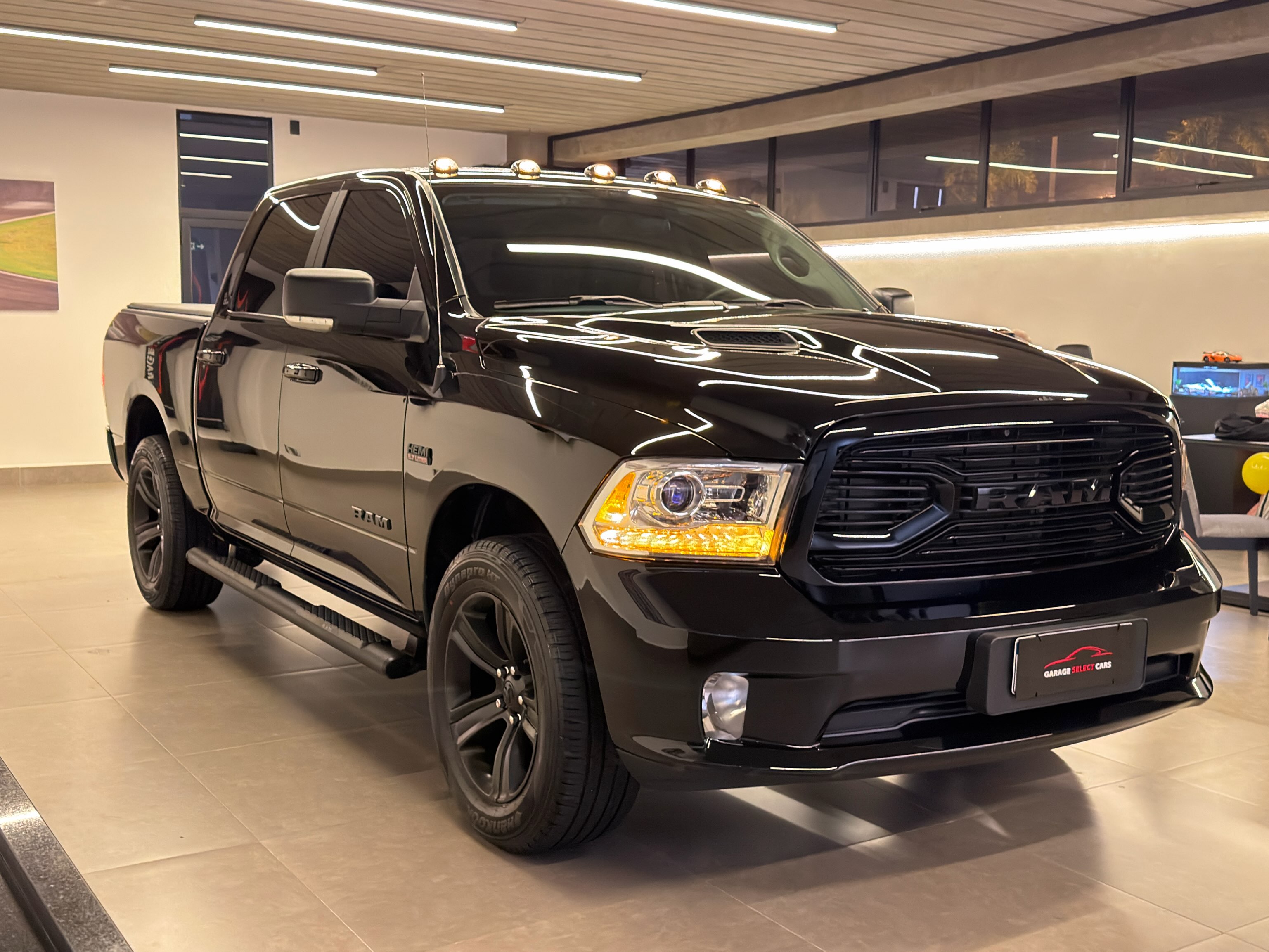 RAM 1500 LARAMIE NIGHT EDITION - Imagem 3