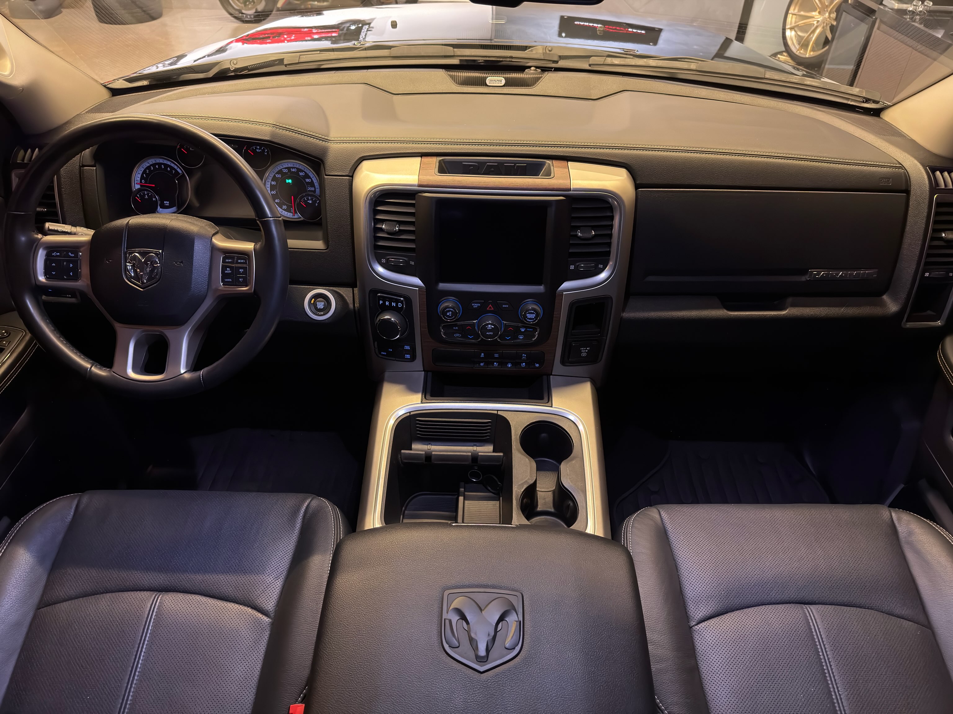 RAM 1500 LARAMIE NIGHT EDITION - Imagem 9