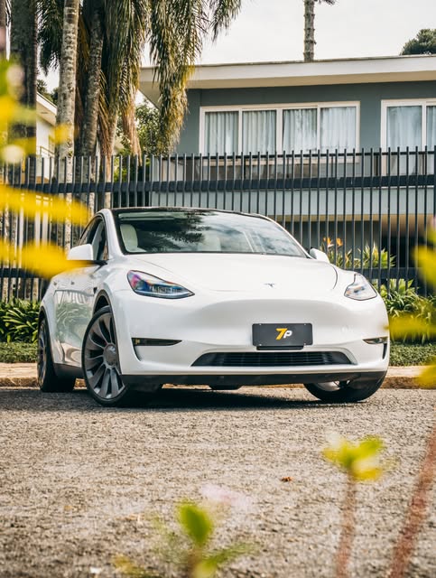 TESLA MODEL Y PERFORMANCE - Imagem 1