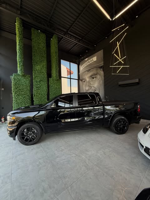 RAM 1500 LARAMIE NIGHT EDITION - Imagem 3