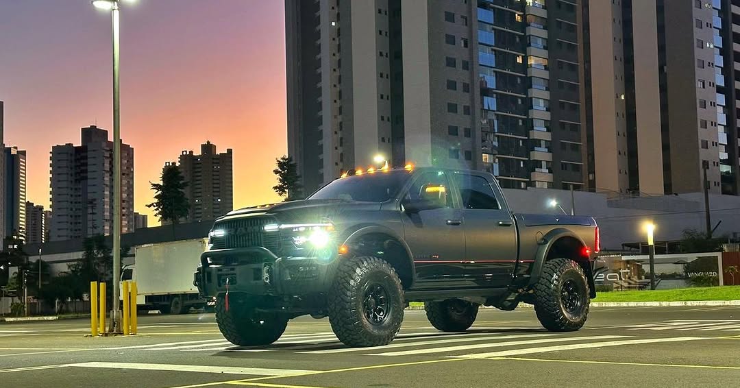 RAM 3500 NIGHT EDITION - Imagem 1