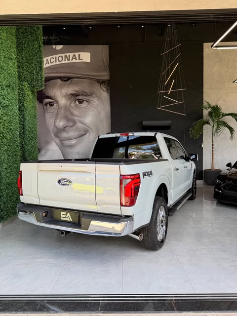 FORD F-150 LARIAT FX4 - Imagem 9