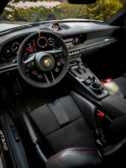 PORSCHE 911 GT3 RS - Imagem 11