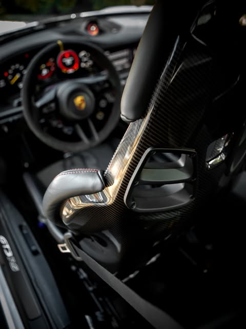 PORSCHE 911 GT3 RS - Imagem 12