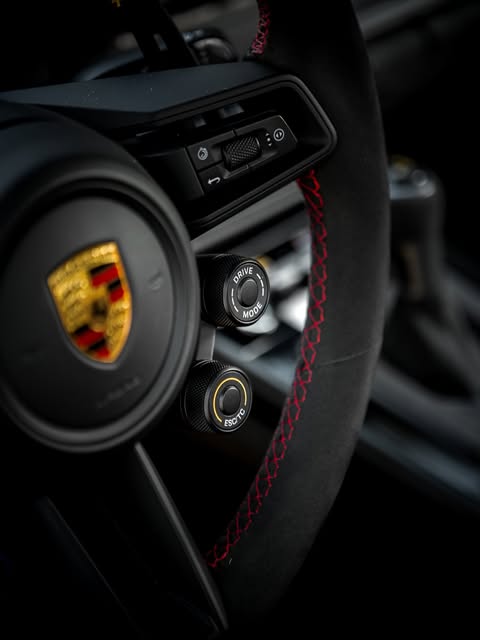 PORSCHE 911 GT3 RS - Imagem 17