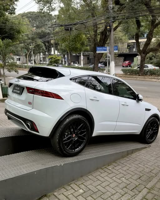 JAGUAR E-PACE R-DYNAMIC S P250 - Imagem 5