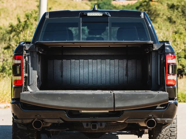 RAM 1500 LIMITED NIGHT EDITION - Imagem 8