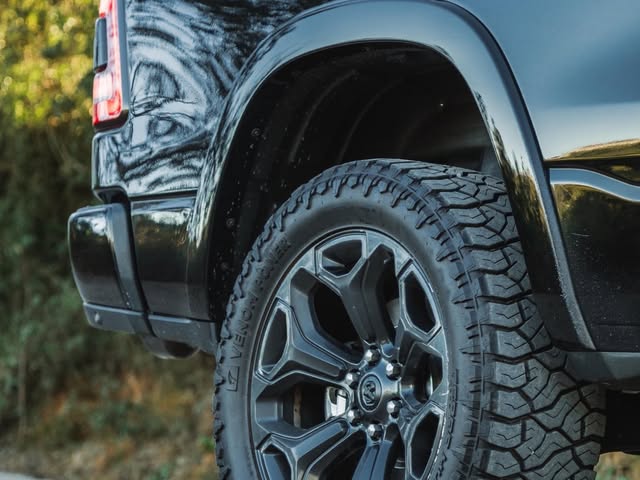 RAM 1500 LIMITED NIGHT EDITION - Imagem 9