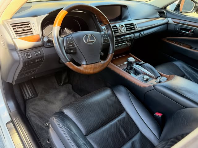 LEXUS LS - Imagem 9