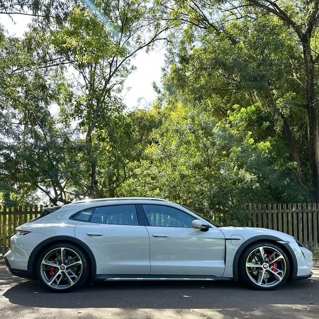 PORSCHE TAYCAN 4S CROSS TURISMO - Imagem 12